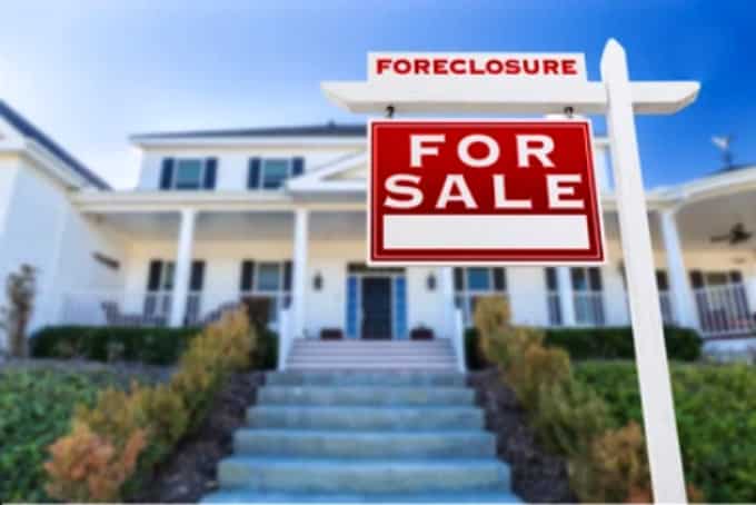 Buying a house in foreclosure to lower your investment risk